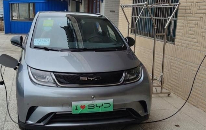 很多电动车主想不明白一件事情，换电车看起来省钱，实际上却多花了更多钱。
我们从经