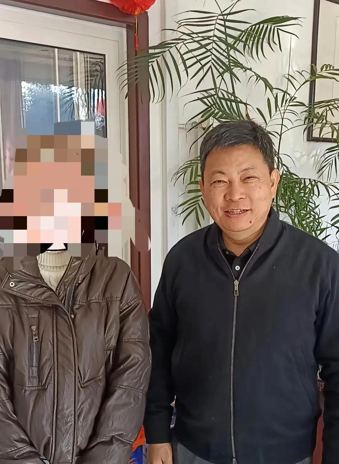 余承东真的可以，
回老家过年，
乡里乡亲的一点架子都没有，
丝毫看不出是著名的企
