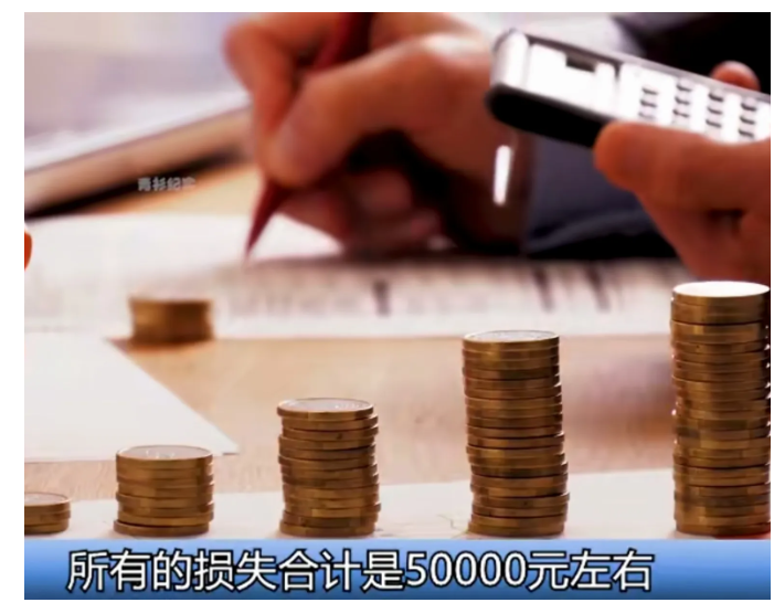 浙江杭州，男子和女友去4s 店体验展车，谁知本该静止的展车突然启动，和后车发生碰