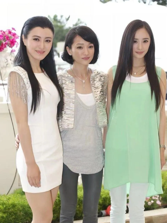 三位美女，难得同框。要说演技，中间的最出色；要说颜值，左边的最漂亮；要说名气，右