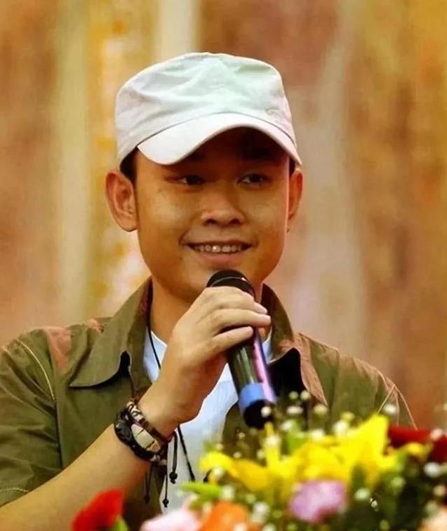 刀郎演唱会万众哽咽，唱歌的在哭，听歌的也在哭，场内的在哭，场外的也在哭，你们在现