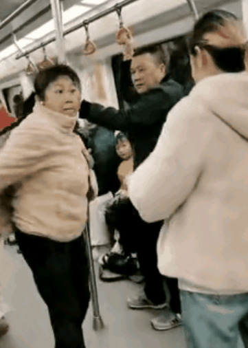 祸从口出！说话不留德，这结局是活该！
地铁上一个金发女子站着，这时候过来一位背包