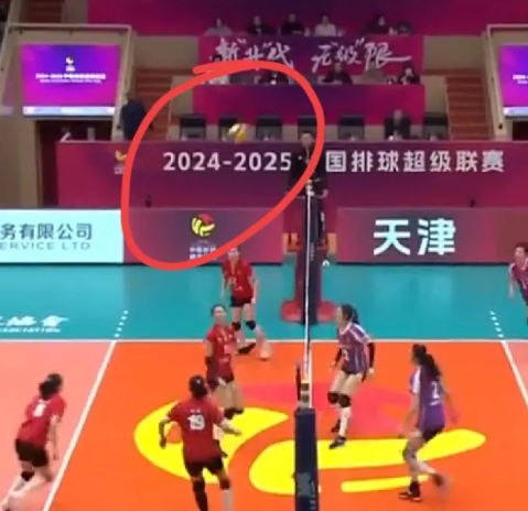 排超季后赛最后一轮好神奇的一个球：刚刚李盈莹在后排接一传也能直接得分！
天津女排