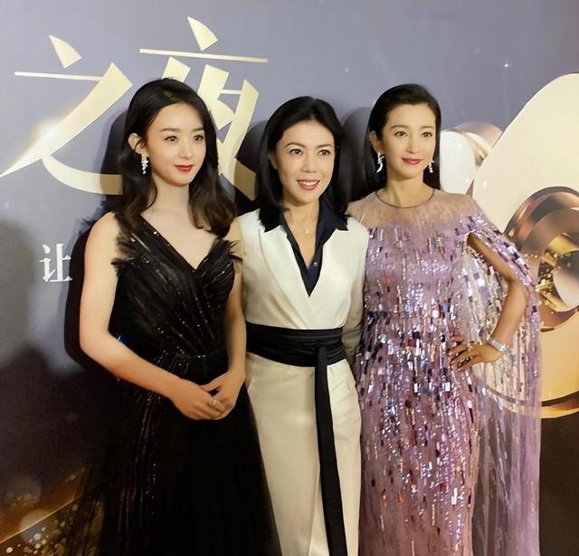 赵丽颖又矮又土到底算不算大美女?看看她与刘亦菲的合照就有答案(赵丽颖和刘亦菲谁演技好)-第4张图片-九妖电影 赵丽颖又矮又土到底算不算大美女?看看她与刘亦菲的合照就有答案(赵丽颖和刘亦菲谁演技好)-第4张图片-九妖电影