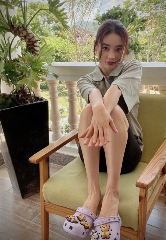 袁姗姗，165cm，悠闲午后，有绿植相伴，静享美好时光。
