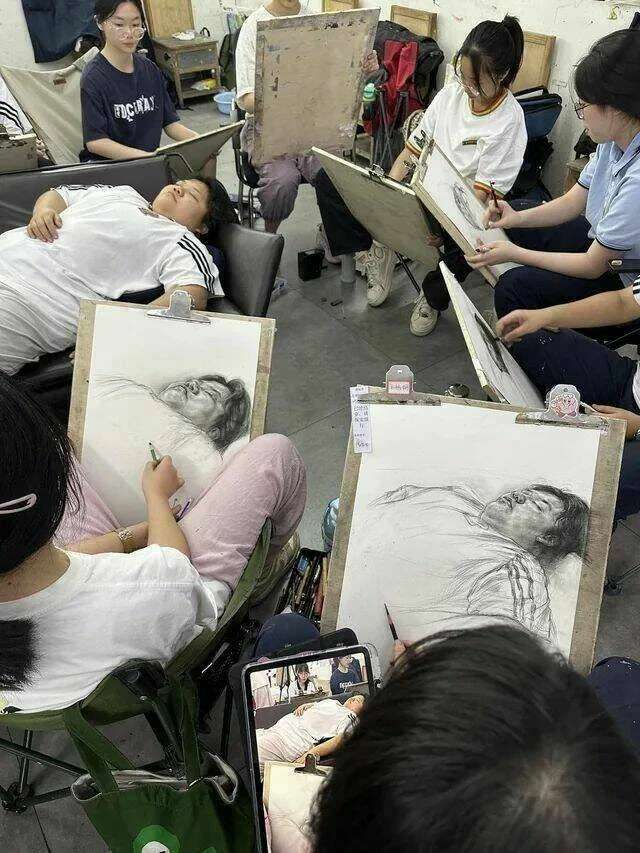 当模特倒是省力