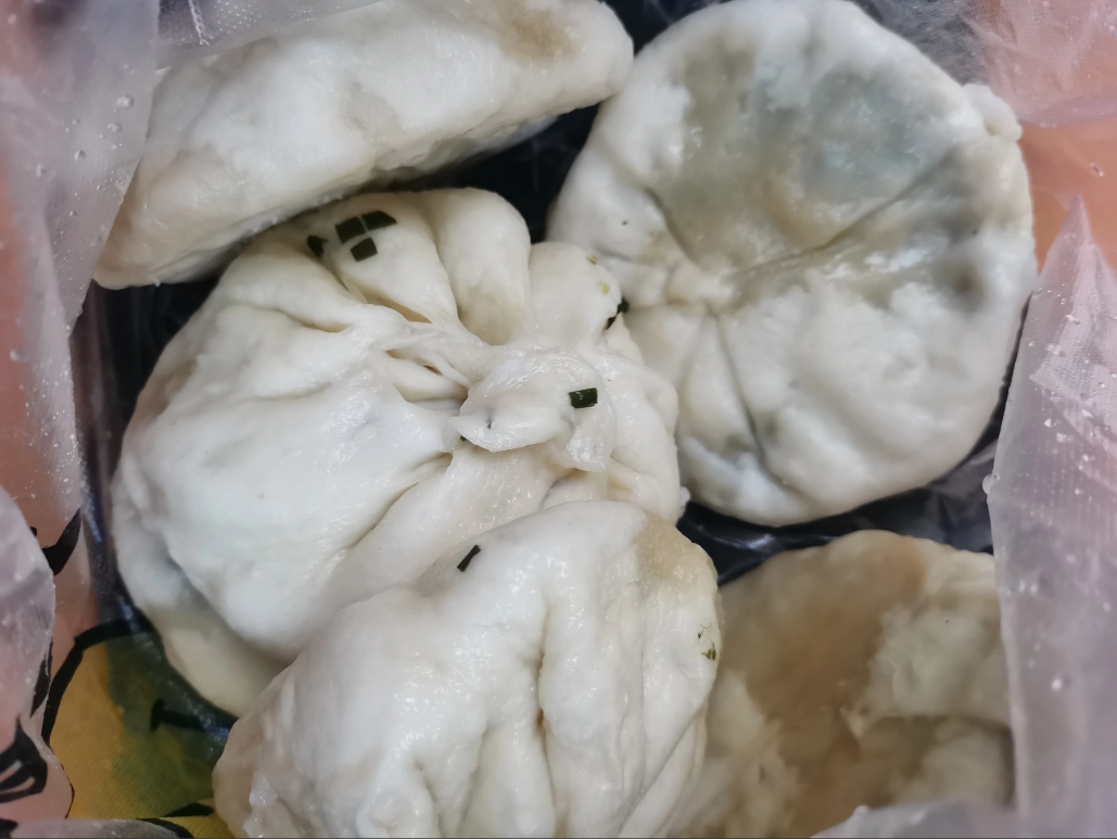 凌晨五点钟，妈妈给我打电话，说是到我家楼下了，给我送包子的。我是既感动又心疼又有