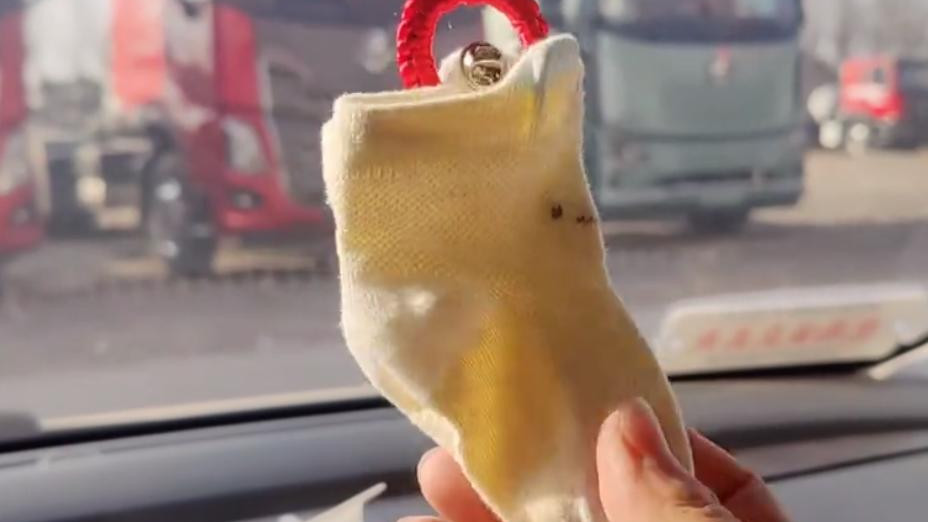 你车里的小挂件有什么特殊含义吗？网友们晒出的图，每个都很暖心