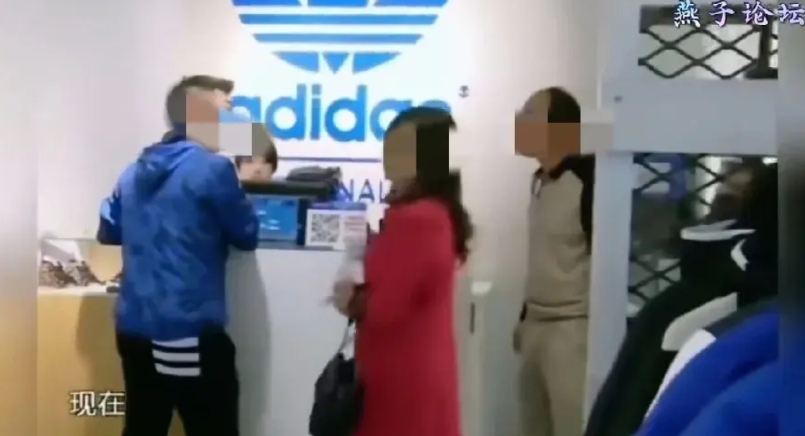 一家三口在商场买衣服，人高马大的儿子喜滋滋地试穿各种衣服鞋子，然后儿子选中了几件