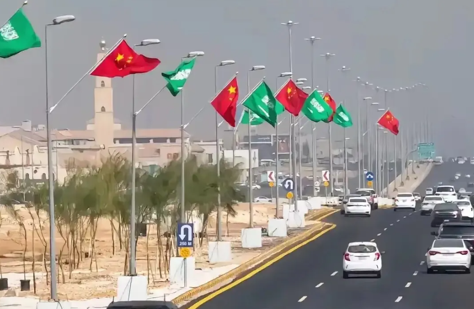 中国跟沙特的默契，确实让美国很无奈！
1、沙特给了中国一块地，弄了一个中国经济特