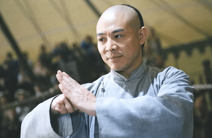 1992年，李连杰师傅跟他借5万元用来修天津霍元甲的坟墓，李连杰却说：“他的学生
