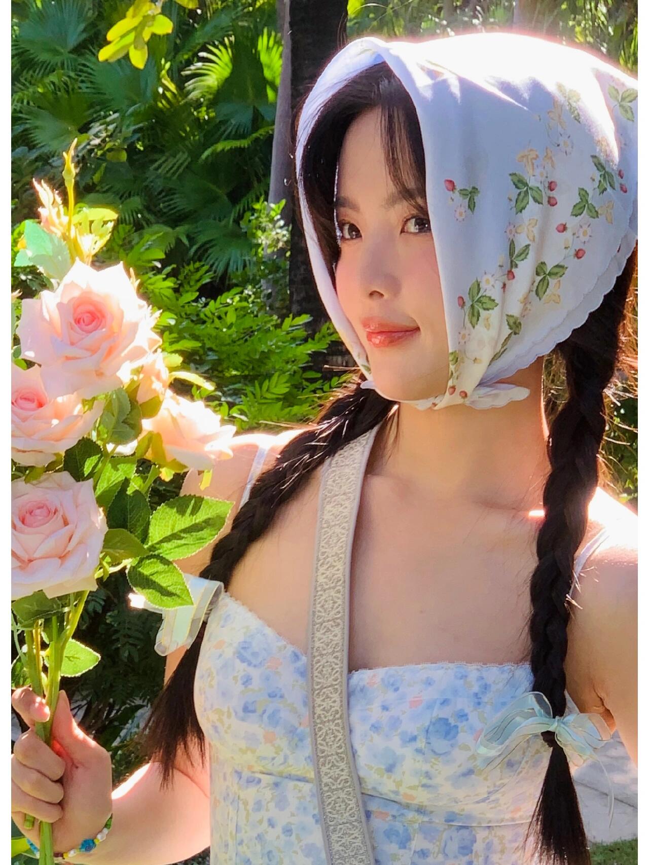杨超越是穿碎花裙的明媚少女