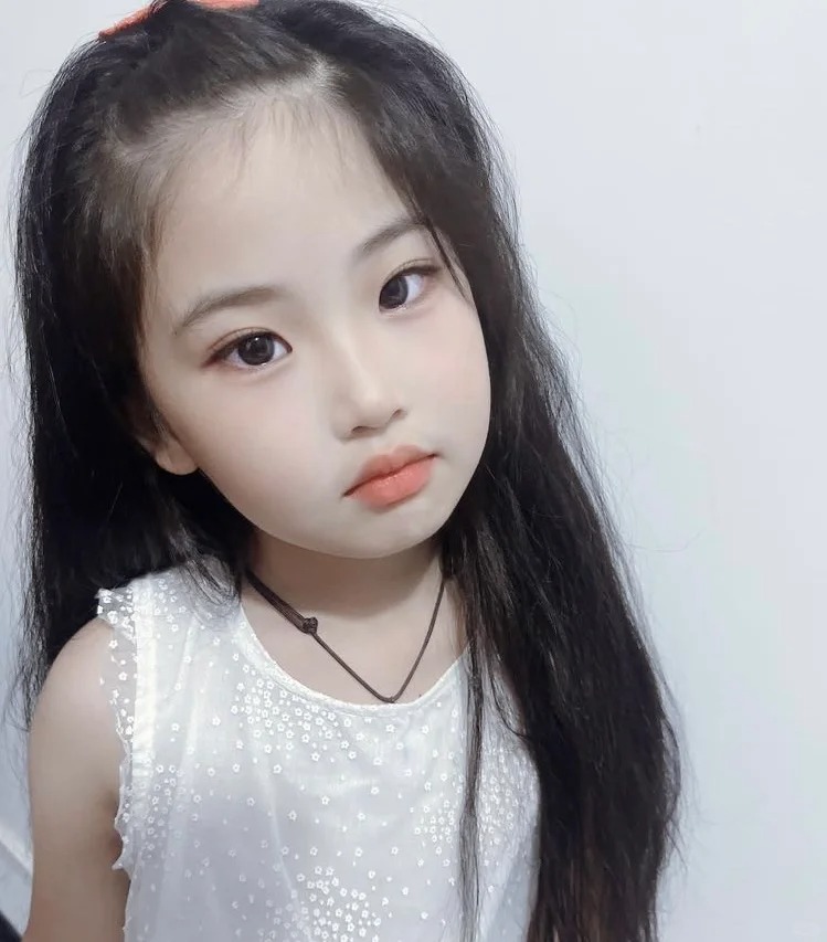 都说女儿像刘亦菲
标题党一下，评论区发了一张娃幼儿园时期照片，就第一张这个，被好