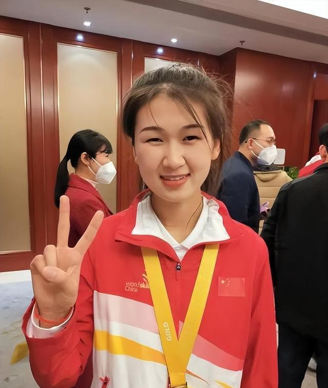 初中毕业去当流水线女工，五年后却成为世界冠军，22岁成人生赢家