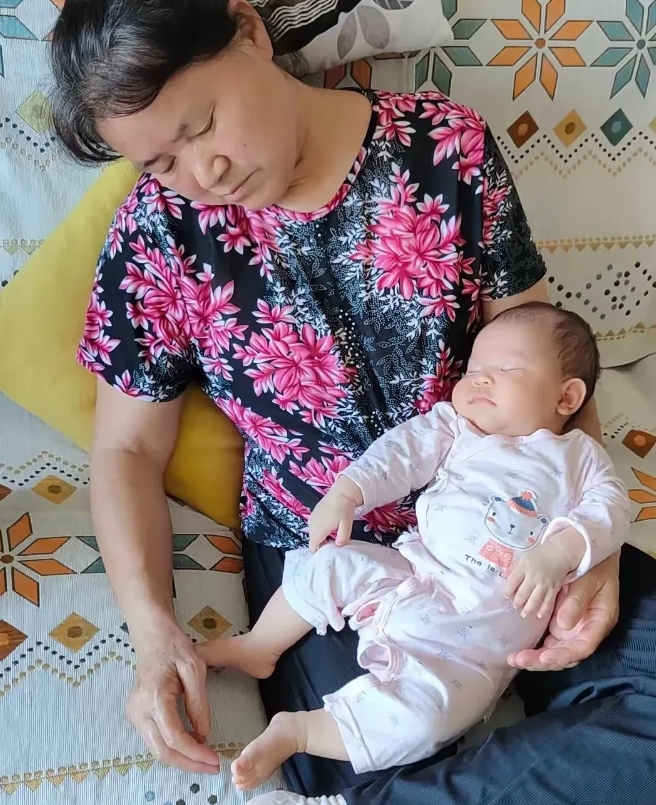 同样的一张照片，立场不同，说法不同
有人体谅婆婆，说婆婆太辛苦，抱着孩子都能睡着