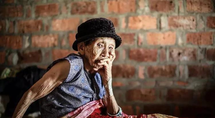 1941年，14岁的黄有良在地里干活时，遇到一股日军，两名日军冲上来撕开她的衣服