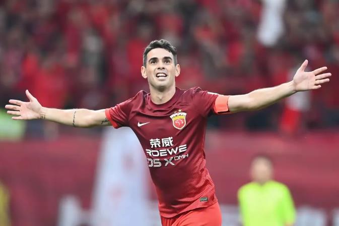 奥斯卡：其实不想走，想在海港队再待一年

昨天上海海港队夺得队史第三座中超联赛冠