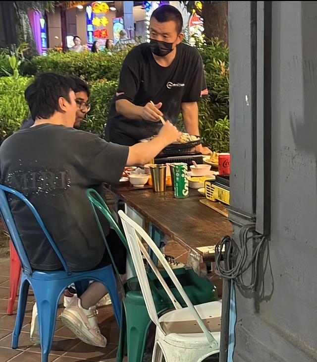王思聪新加坡被偶遇，大肚油头还有精神小妹作陪，网友：眼光真差（王思聪新爆料）-第5张图片-九妖电影