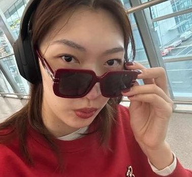 中国女篮球员韩旭晒出自己美照迎接新年，她配文写到：“怎么才能不经意间秀出我的新年