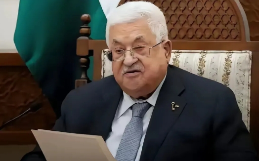 这位所谓的巴勒斯坦总统，阿巴斯，体态丰盈却缺乏骨气。

在面对族人、儿童、妇女惨