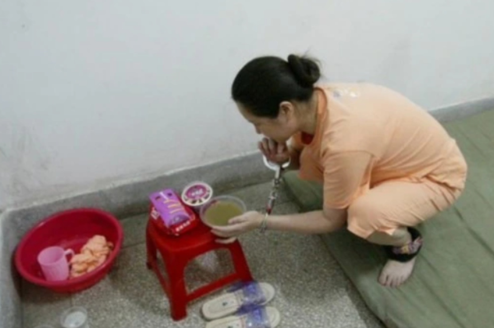 2003年，即将被执行死刑的代冬梅享用了她的最后一餐，当时的她，手腕上戴着手铐，