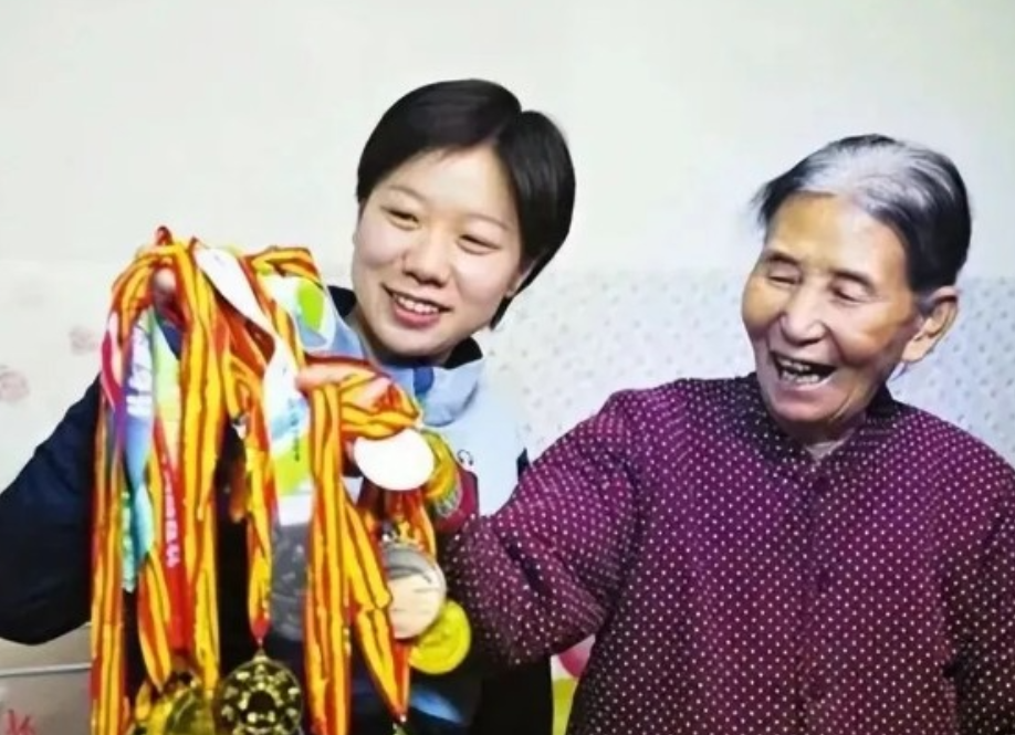 1994年，太原一58岁拾荒老妇雨中捡到独臂女婴，用面糊喂养将其抚大，女孩为省3