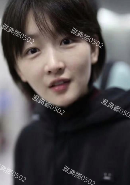 周冬雨的外貌或许不是传统意义上的“五官精致”，但她的皮肤却令人羡慕不已——白皙细