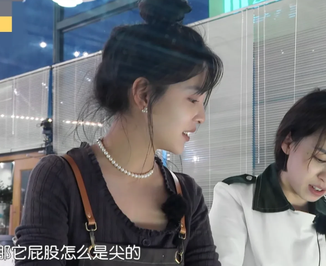 明星章若楠正在给鸭子拔毛，她指着鸭子问面点师:“这是它什么部位！”

面点师:“