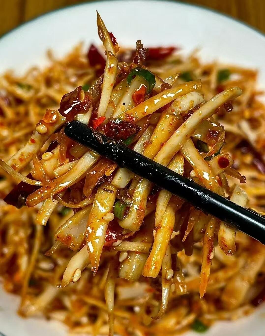 超好吃的干煸杏鲍菇！比肉都香，一定要试试！！
味道不输烧烤店，焦香四溢，孜然味浓