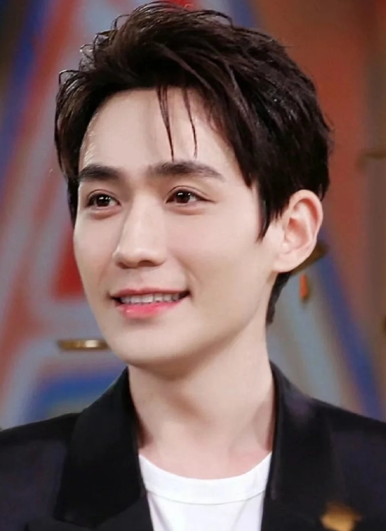 朱一龙，从艺术少年到银幕巨星的蜕变