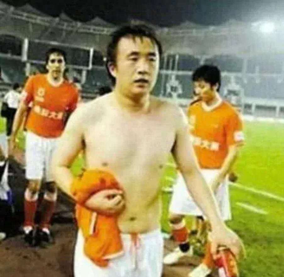 节目中，刘建宏问徐亮：“外国足球运动员一身腱子肉，我们练出这种效果很难吗？”徐亮