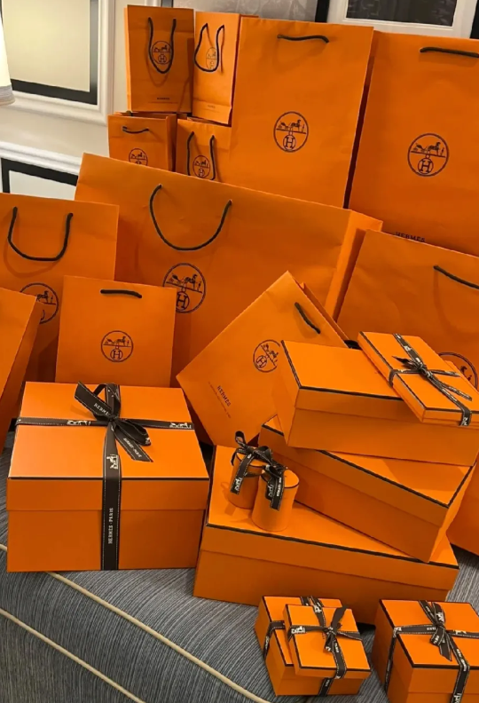 割不动贵妇的「韭菜」后，爱马仕急了

1. 看完非遗传承人的手艺，才发现爱马仕的