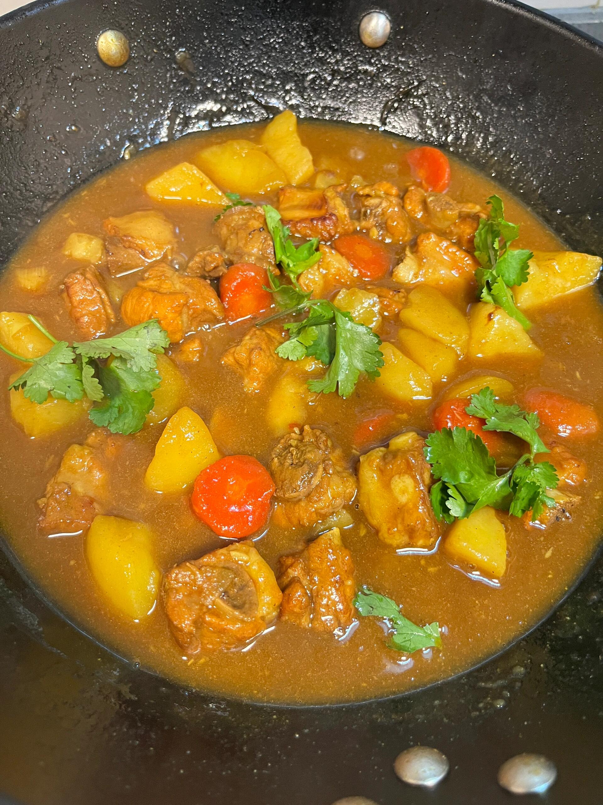 咖喱土豆烧排骨太太太香了～
一定要试试这道菜！土豆烧排骨就已经很好吃啦！再加入咖