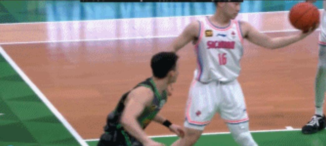 不冷静啊！今晚，辽宁男篮主场对阵四川男篮第三节开始不久，鄢手骐接到赵继伟的抢断传