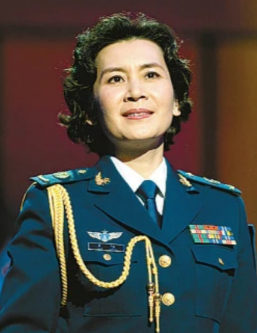 肖雄是著名国家一级演员，享受正军级待遇，因丈夫接受不了拍戏离婚，53岁演宋美龄，