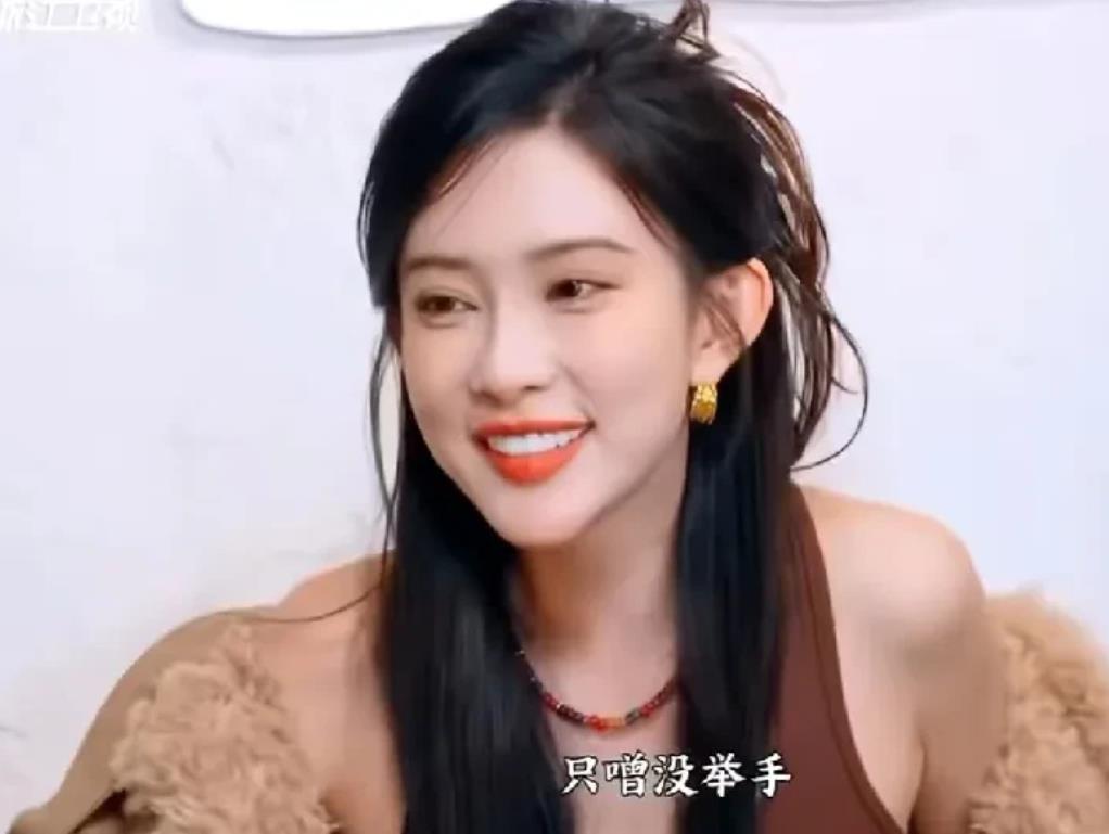 一群人围坐聊天时，孟子义突然脱掉了衣服，露出了里面的吊带背心，吓得一旁的沙溢立刻
