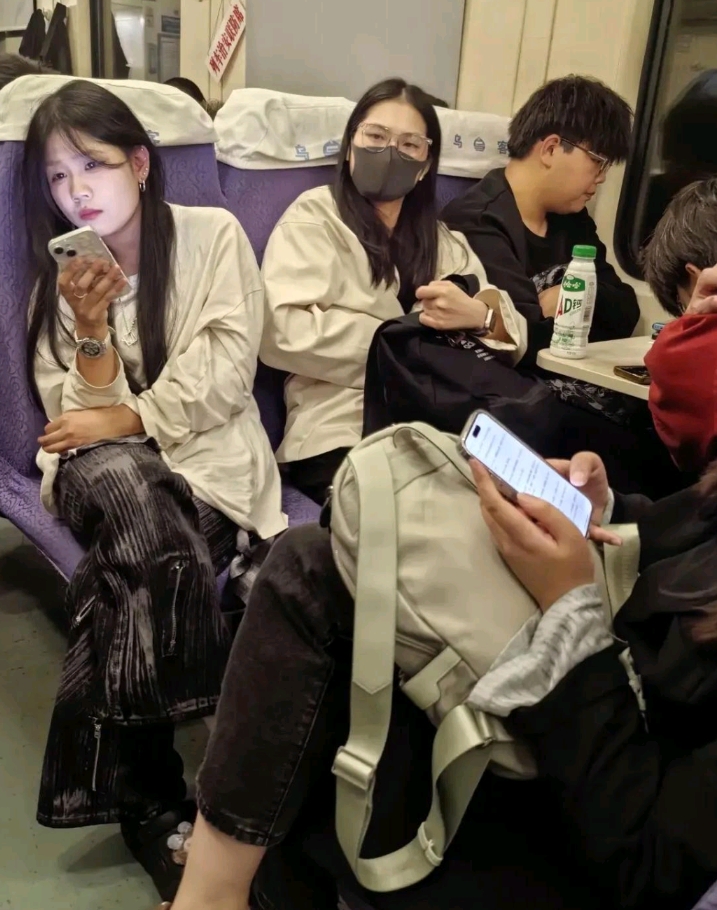 凌晨两点多，从郑州站上车，到洛阳的火车上，这些女大学生不睡觉，通宵去洛阳，她们干