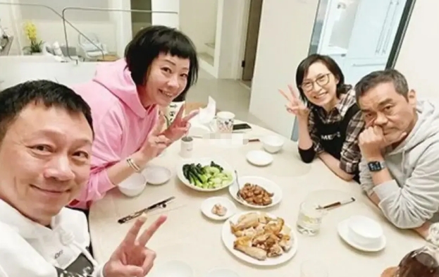 刘青云带着老婆郭蔼明和黎耀祥夫妇一起聚餐，这应该是在自己家里面吃饭，不过为啥就只