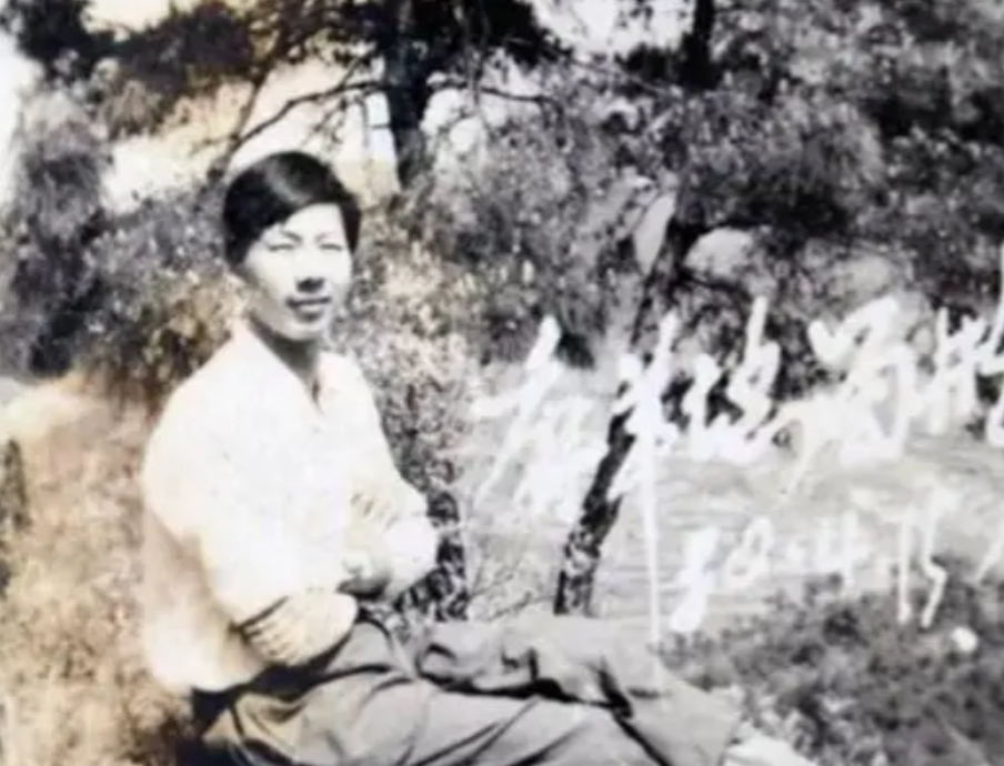 1979 年，何源海中弹倒下，被判定 “牺牲”，荣誉加身获一等功。然两年后他竟奇