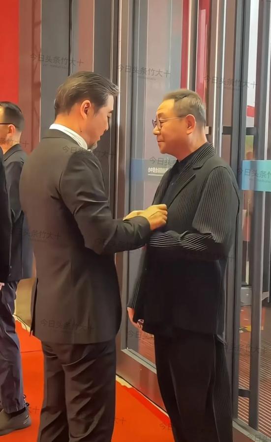 张国立和范伟真是不服不行啊！

张国立，70岁，这腰板太直了，像40岁人似的。