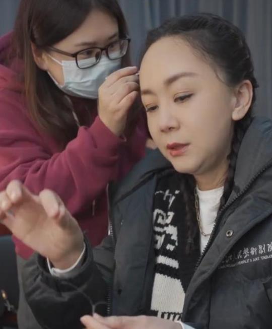 王一楠凭借《知否》中“小秦氏”一角被观众熟知。戏外的她回归家庭，近日分享陪女儿学