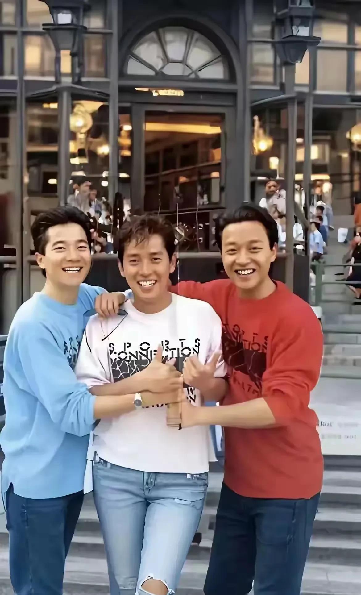 香港三大男巨星年轻时候的一张合影，那时候的他们看起来很有活力，确实有巨星的风采。