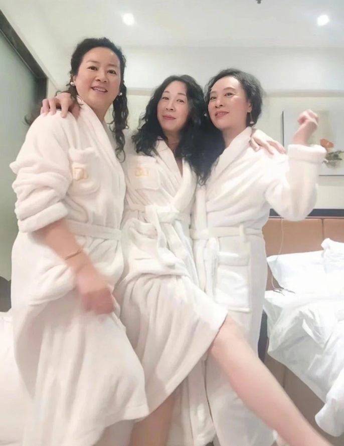 我想加入她们共度良辰美景！