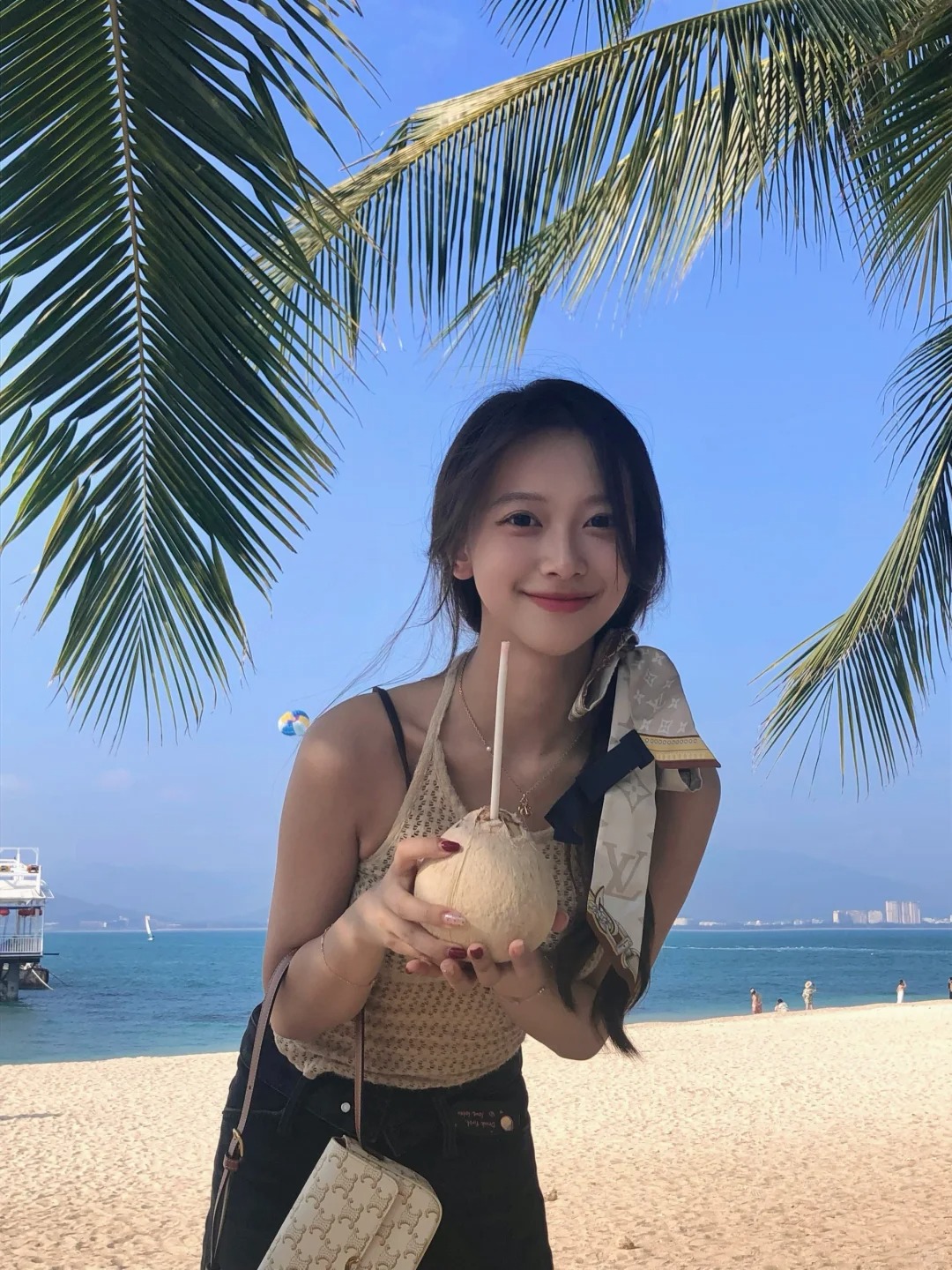 在西岛当半天快乐岛民🌴
吹吹椰子味的海风
第一次尝试丝巾扎发 搭配吊带很有度假
