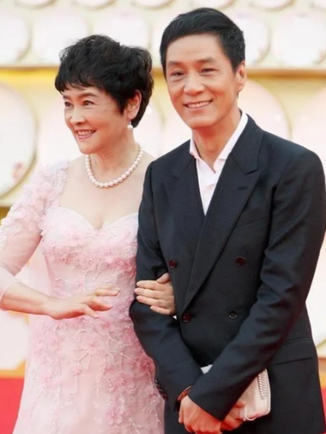 冯远征与妻子相濡以沫，让人羡慕不已