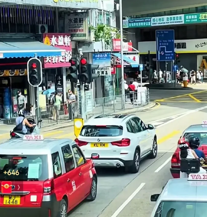 “喝着母亲的奶，还说母亲不好！”近日，大陆一女子，去香港游玩，遇见一名香港出租车