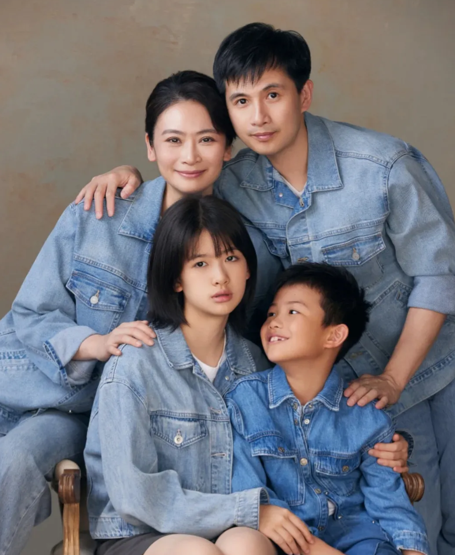 中国最著名的舞蹈家之一黄豆豆，一家四口的美图来了。
妻子演员粟奕，一儿一女分别叫