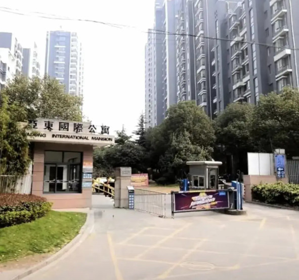昨天下午4点多随着一声沉闷的响声，一名年仅13岁的初中女孩，从雨花台区某小区的高