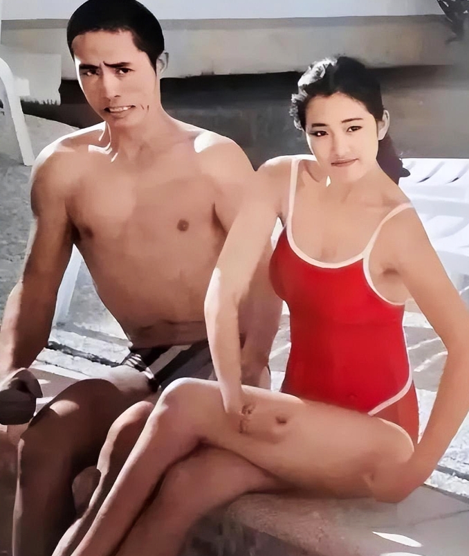 1988年，23岁巩俐和38岁张艺谋泳池边的珍贵留影。镜头下的巩俐坐在泳池边，年