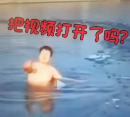 一男子站在没到胸部的水里，不远处还有没融化的冰层，岸上有人知道他的意图，大声提醒